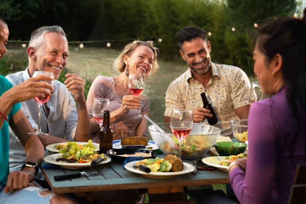 Freunde feiern im Garten in einer gemütlichen Sitzecke